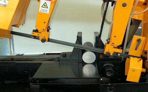 于都数控带锯床自动送料精度会出现偏差吗？